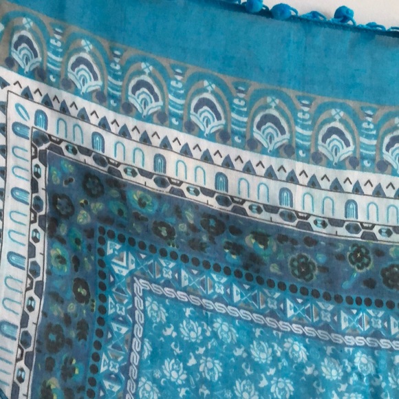 Pom pom trim blue scarf - Picture 3 of 4